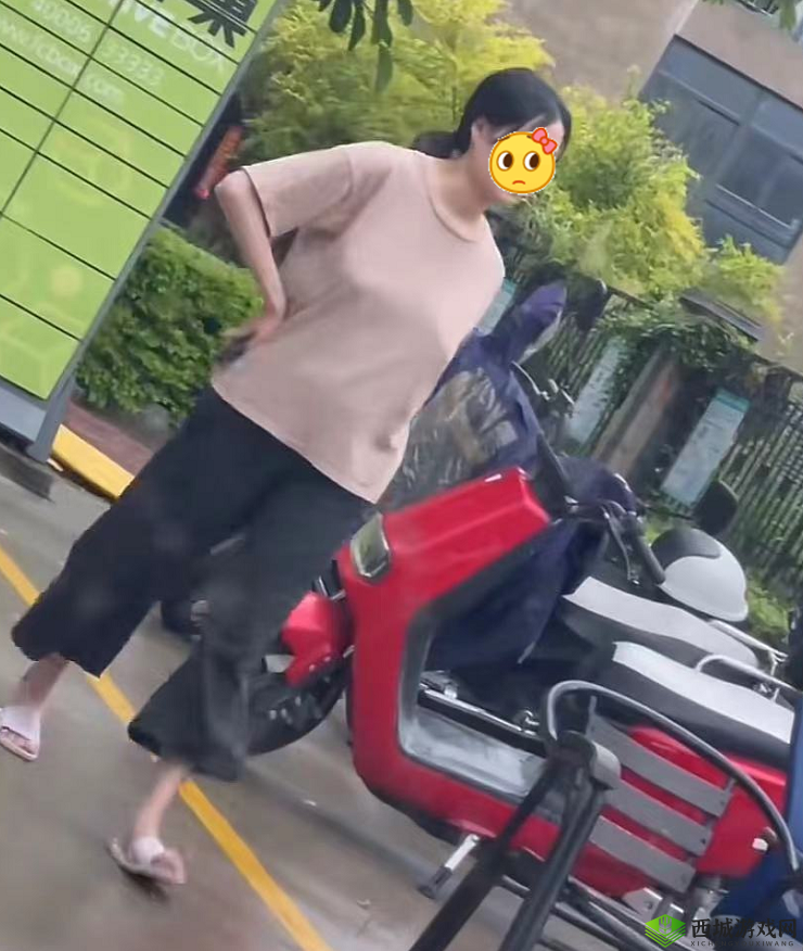真空下楼取快递被 c:女子因取快递暴露隐私