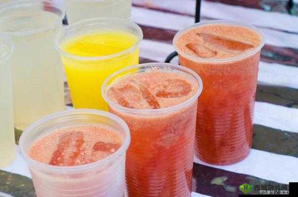 草莓丝瓜向日葵奶茶：独特的饮品组合