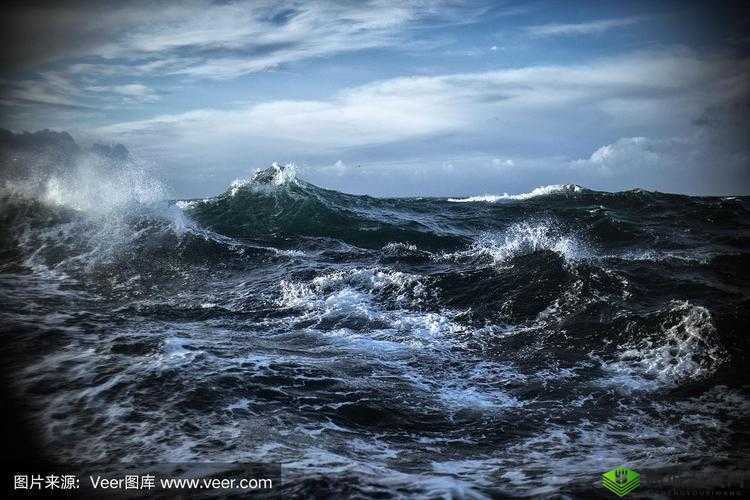 在波涛汹涌的大海上，一群勇敢的海盗正在追逐一群狡猾的小偷，他们之间的战斗即将爆发