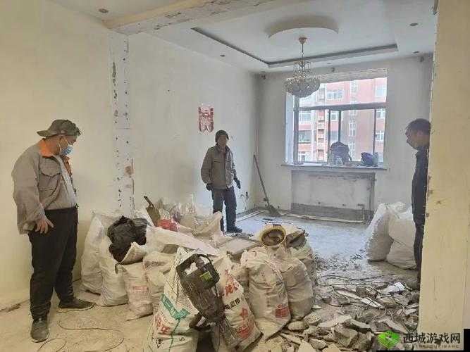 几个装修工人把我压在茶几：这是咋回事