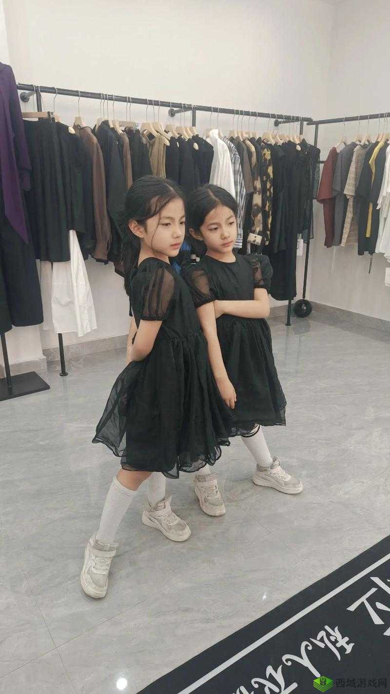 双胞胎姐妹齐上阵:一模一样的她们会带来怎样的惊喜