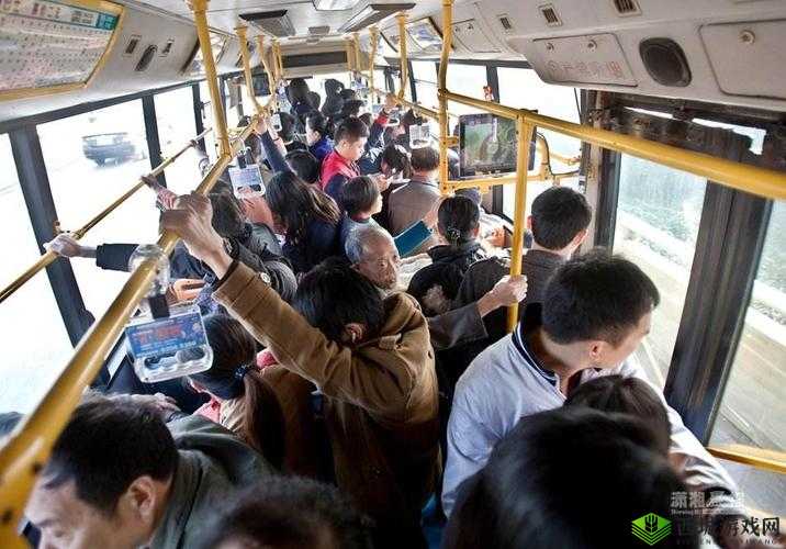 在拥挤的公交车上,小黄的尴尬遭遇