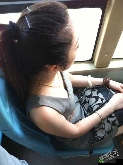 公交车上短裙女友,那深入的奇妙体验
