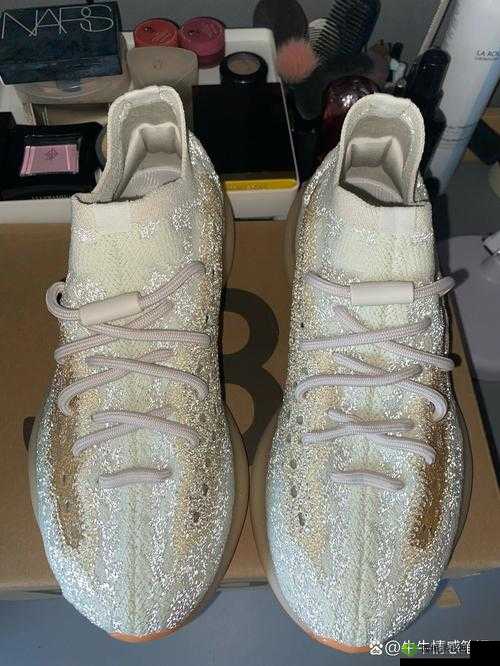 yeezy380 蜜桃粉和白色：高清精品，让你爱不释手
