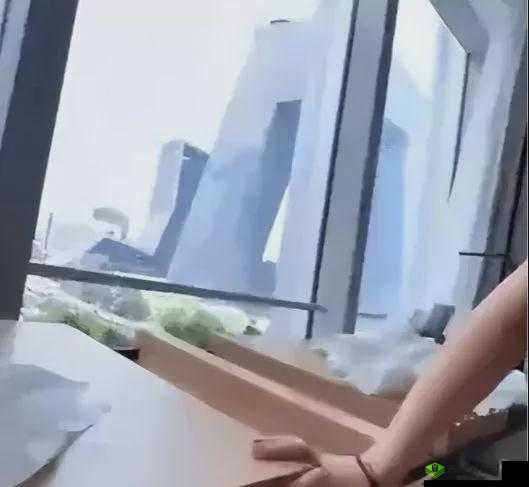 张律渝与吕总在豪华别墅的落地窗前,这是怎样的故事
