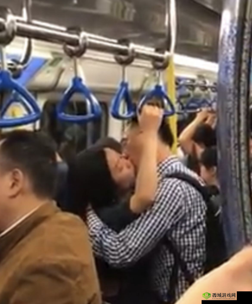 公交车上令人震惊之事:她竟遭如此操弄