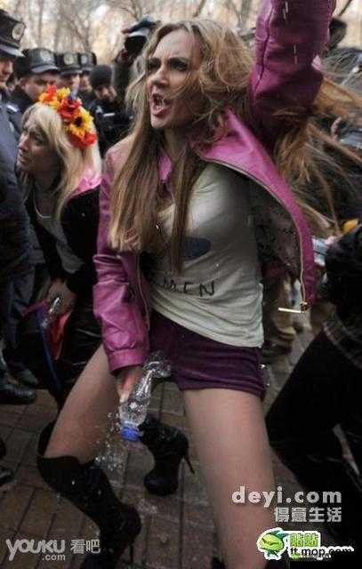 美国BBB妇女撒尿正面真实场景揭秘:深入探讨女性生理现象与社会观念